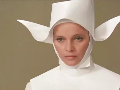 شيري شكس اجنبي مترجم ديفيل وسيث غامبل في حفلات الزفاف المشاغب